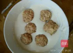 Illustration of how to make lotus root meat pie 13