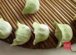 Illustration of how to make celery dumplings 3