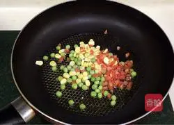 Illustration of how to make krill and three delicacies fried rice 4