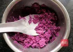Illustration of how to make purple potato and distiller's rice dumplings 3