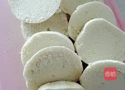 Illustration of how to make golden steamed buns 2