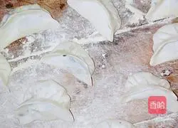 Illustration of how to make crystal steamed dumplings 15