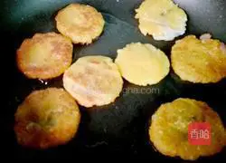 Illustration of how to fry pumpkin pancakes 5