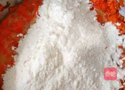 Illustration of how to roll ham sausage with carrot and egg pancake 3