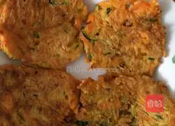 Illustration of how to make carrot and potato pancakes 4