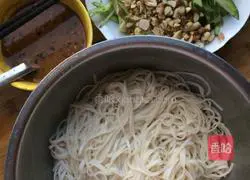Illustration of making simple cold noodles at home 10