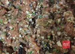 Illustration of how to make mushroom and chive wontons 4