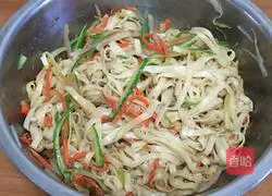 Illustration of how to make soybean paste noodles 6