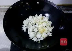 Illustration of how to make golden fried rice 6