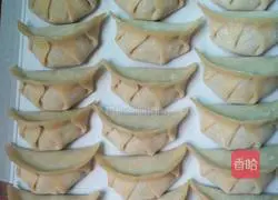 Illustration of how to make celery and pork dumplings 8