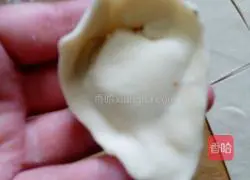 Illustration of how to make large wontons stuffed with mushrooms and meat 7