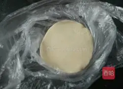 Illustration of how to make dumpling skin pot stickers 5