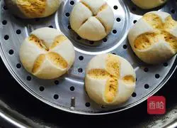 Illustration of how to make flowering steamed buns 14
