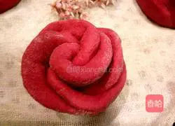 Illustration of how to make beetroot steamed buns 10
