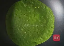 Illustration of how to make spinach juice egg pancake 4