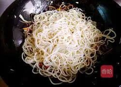 Illustration of how to make vegetarian three-shredded fried noodles 15