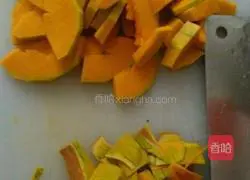 Illustration of how to make pumpkin pattern steamed buns 1