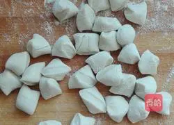 Pork Illustration of how to make Sophora japonica dumplings 18