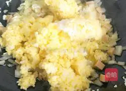 Illustration of how to make egg fried rice 6