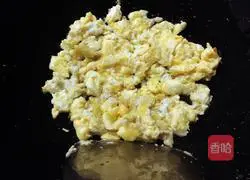 Illustration of how to make ham and egg fried noodles 2