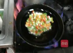 Illustration of how to make omelette rice 1