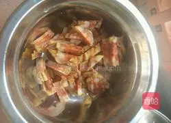 Illustration of how to make garlic sprouts, sausage and egg fried rice 3