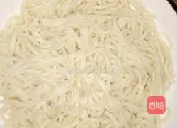 Fat beef and vegetable fried noodles Illustration of practice 13