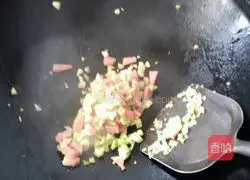 Illustration of how to make bacon, potato and egg fried rice (no obvious egg pieces) 5