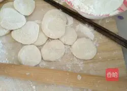 Illustration of how to make dumplings stuffed with diced chives and meat 2