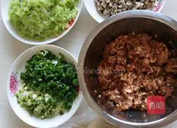 Illustration of how to make radish and pork dumplings 2