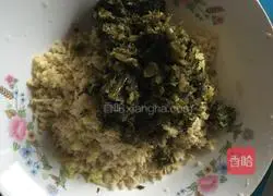 Illustration of how to make yellow croaker wontons with pickles and bamboo shoots 6