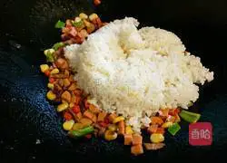 Illustration of how to make colorful ham fried rice 6