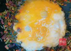 Illustration of how to make Chinese toon and egg fried rice 4