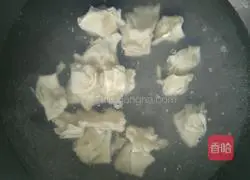 Illustration of how to make seaweed and shrimp wontons 3