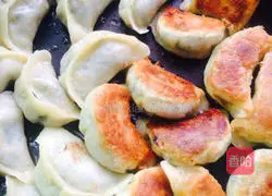 Illustration of how to make leek and egg fried dumplings 11