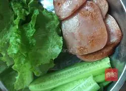 Illustration of how to make ham sandwich 4