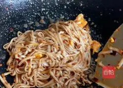 Laoganma Fried Noodles Recipe Illustration 4
