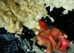 Illustration of how to make tomato and egg fried noodles 3