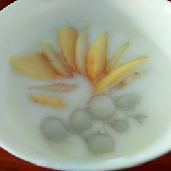 Glutinous rice balls with yogurt and fruit