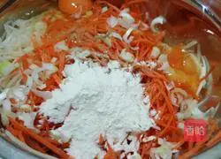 Illustration of how to make carrot and potato shredded cake 3