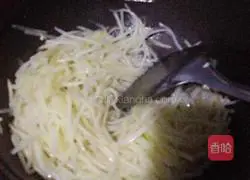 Illustration of how to make fried rice with shredded eggs and potatoes 4