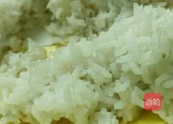 Illustration of how to make peas and eggs fried rice 3