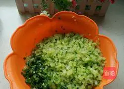 Illustration of how to make steamed buns with dried sea rice and radish shreds 4