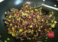 Illustration of three-color quinoa, vegetable and egg fried rice 14