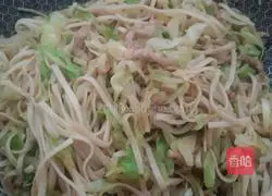 Illustration of how to make fried noodles with cabbage and shredded pork 9