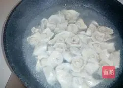 Illustration of how to make fresh meat Yuanbao wontons 17