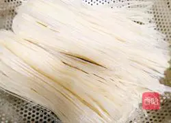 Illustration of how to make vegetarian three fresh rice noodles 2