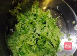 Illustration of how to make three fresh dumplings 5