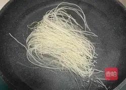 Illustration of how to make egg sesame rice noodles 3