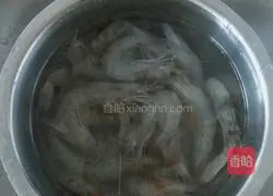 Illustration of how to make leek, egg and shrimp dumplings 1